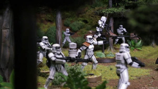 Siły imperium maszerują przez lasy Endoru