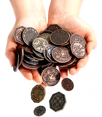 Zdjęcie przedstawia wszystkie 8 typów tematycznych monet (nie tylko Cthulhu).